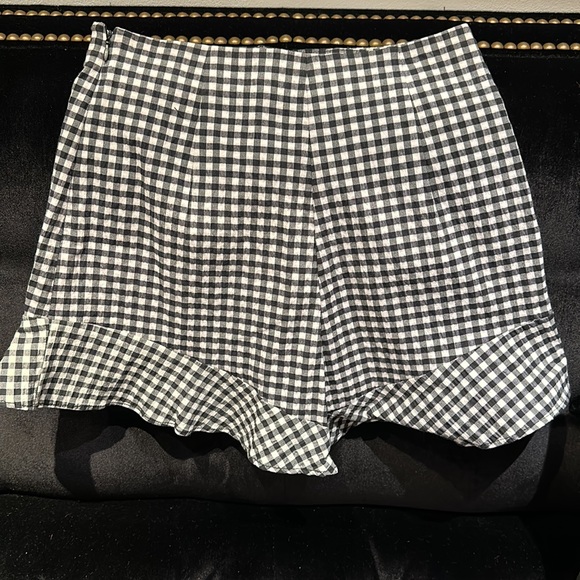 🤍🖤Seersucker Black+White Frill Hem Short-Zara -size XS-perfect condition🤍🖤 - Picture 3 of 3